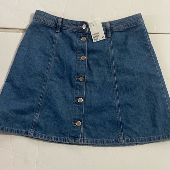 H&M Dresses & Skirts - Cute little H&M denim above the knee Aline skirt NWT